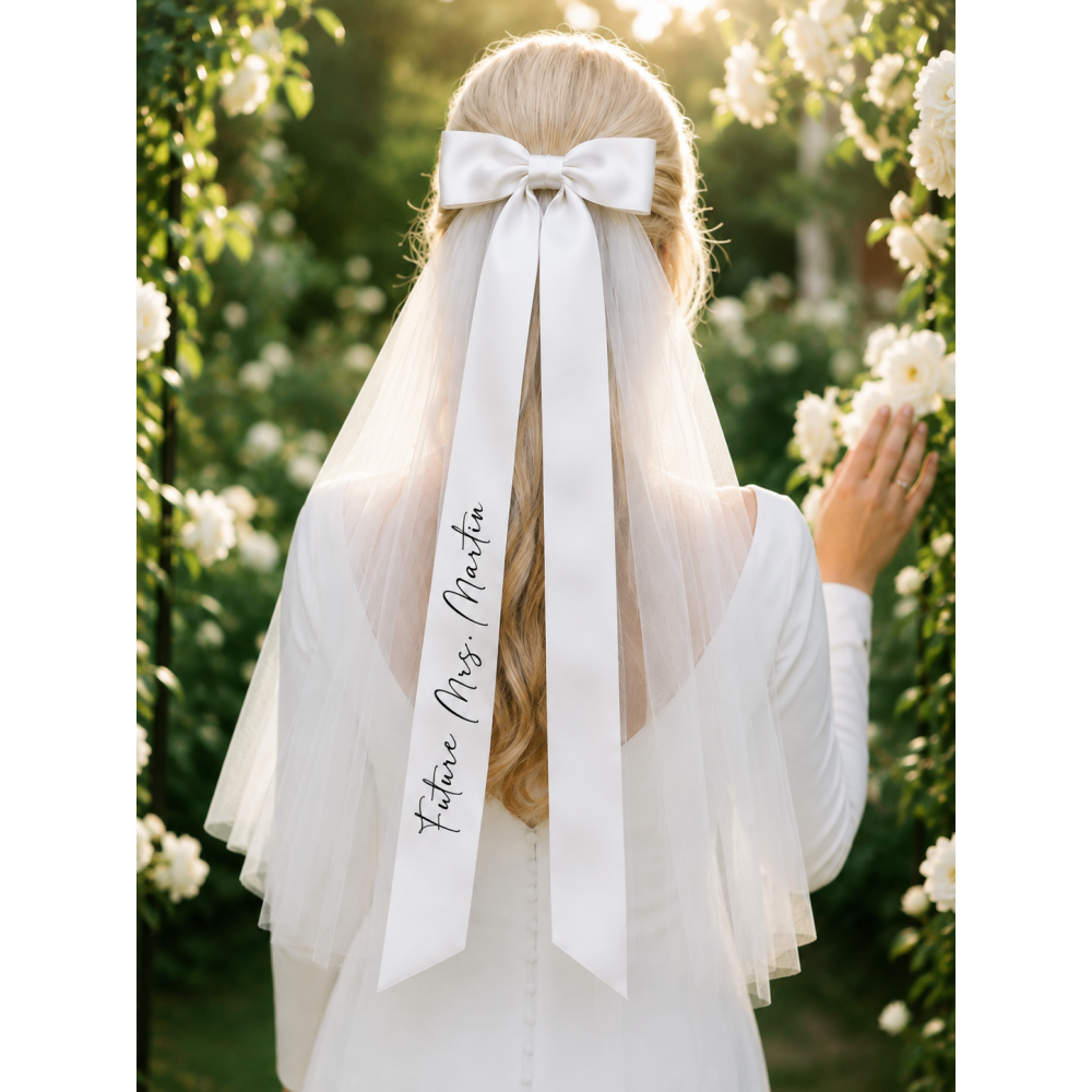 Kişiye Özel Gelin Fiyonk Duvağı – “Future Mrs.” Yazılı Bride Saç Aksesuarı Kişiye Özel Gelin Fiyonk Duvağı – “Future Mrs.” Yazılı Bride Saç Aksesuarı