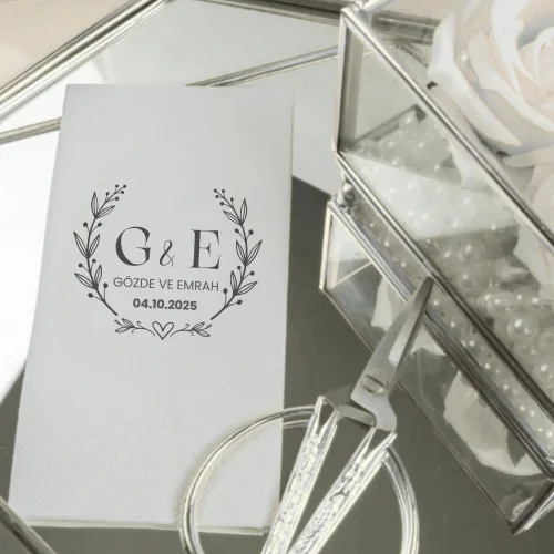 Kişiye Özel İsimli ve Tarihli Düğün Peçetesi – Monogram ve Çelenk Tasarımlı Nikah Masası Peçetesi