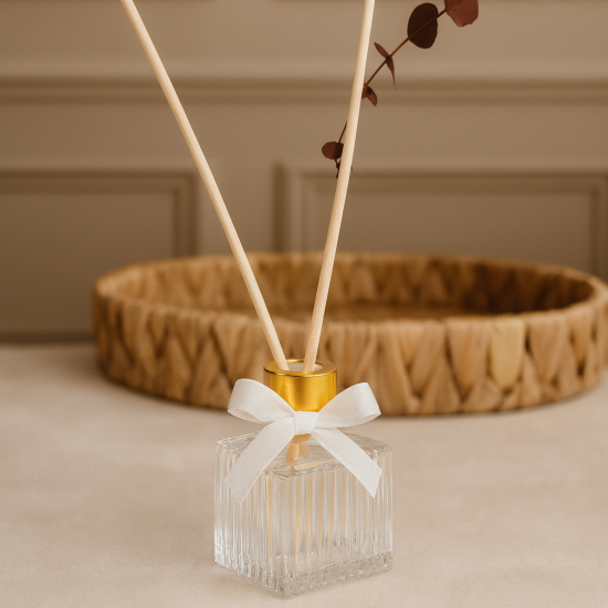 Altın Kapaklı Cam Oda Kokusu Şişesi – Çubuklu Difüzör Şık Dekoratif Tasarım