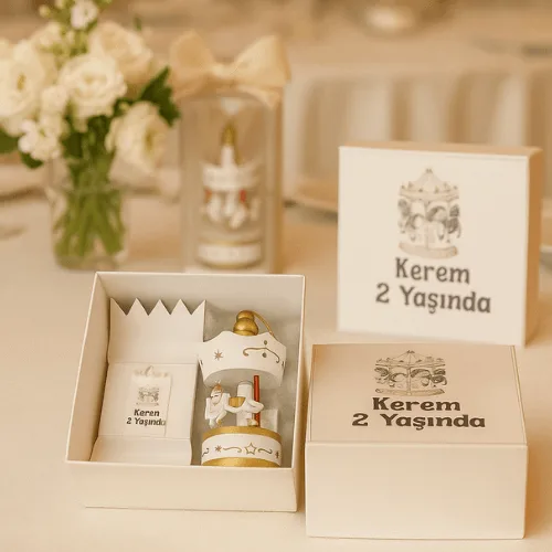Atlı Karınca Temalı Kişiye Özel Doğum Günü Hediyelik Kutusu (İsim ve Yaş Yazılı) Atlı Karınca Temalı Kişiye Özel Doğum Günü Hediyelik Kutusu (İsim ve Yaş Yazılı)