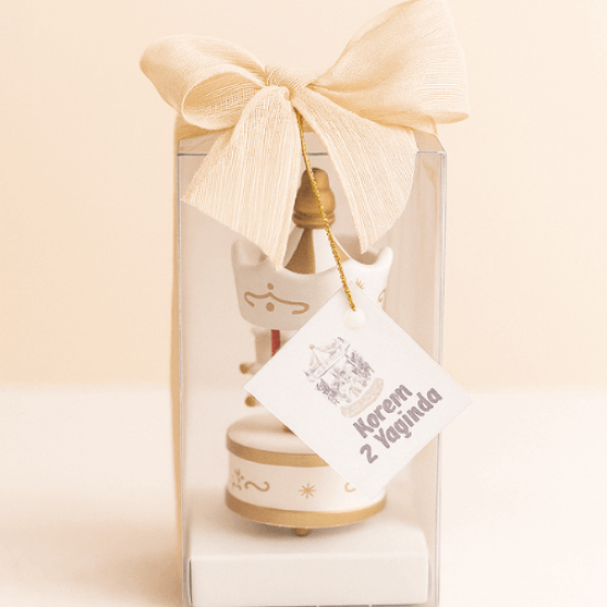 Atlı Karınca Temalı Kişiye Özel Hediyelik Biblo – Şeffaf Kutu ve Kurdeleli Sunum