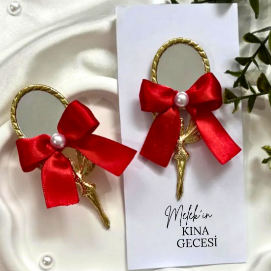 Kırmızı Kurdeleli İnci Detaylı Anahtar Figürlü Dekoratif Ayna Süsü