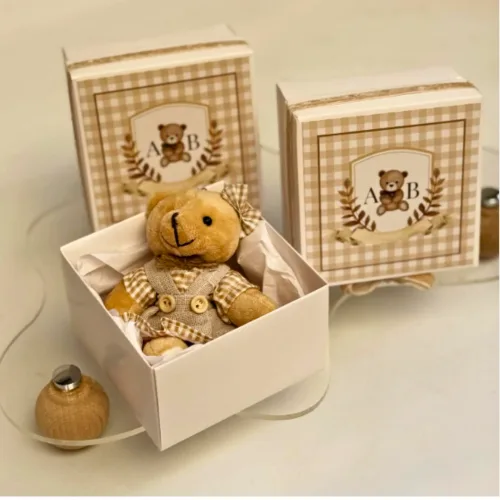 Kişiye Özel Ayıcıklı Kutulu Bebek Hediyeliği – İsim Baş Harfli Baby Shower ve Doğum Hatırası Kişiye Özel Ayıcıklı Kutulu Bebek Hediyeliği – İsim Baş Harfli Baby Shower ve Doğum Hatırası