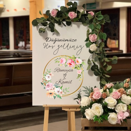 Kişiye Özel Çiçekli Düğün Karşılama Panosu – Romantik Floral Tasarım