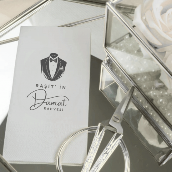 Kişiye Özel Damat Kahvesi Peçetesi – İsim Baskılı Smokin Tasarımlı Nişan & Söz Masası Peçetesi