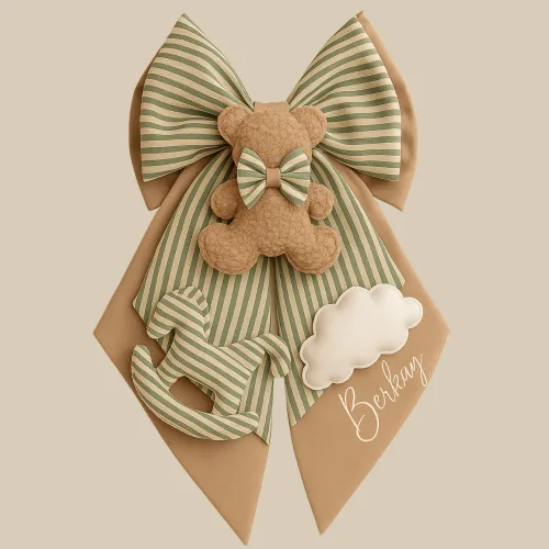 Kişiye Özel Fiyonk Model Teddy Bear Kapı Süsü – Yeşil Çizgili Tasarım, Bulut & At Aplikeli (İsim Yazılabilir)