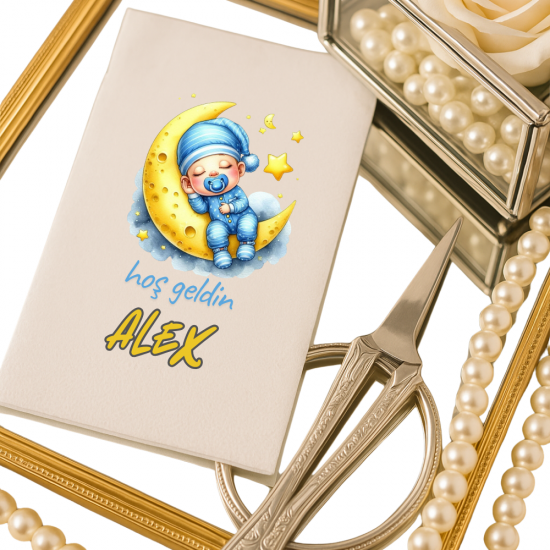 Kişiye Özel Hoş Geldin Bebek Peçetesi – Ay Üzerinde Uyuyan Bebek Tasarımı (Alex)