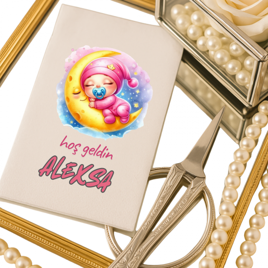 Kişiye Özel Hoş Geldin Bebek Peçetesi – Pembe Tulumlu Ay Üzerinde Uyuyan Bebek Tasarımı (Aleksa)