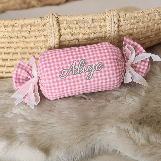 Kişiye Özel İsim Baskılı Şeker Yastık – Pötikare Desenli (Mavi, Yeşil, Sarı, Pembe)