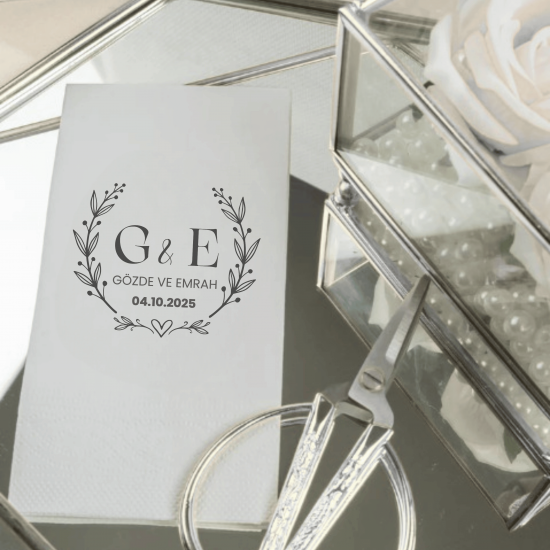 Kişiye Özel İsimli ve Tarihli Düğün Peçetesi – Monogram ve Çelenk Tasarımlı Nikah Masası Peçetesi