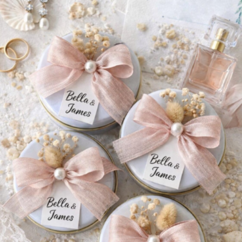 Kişiye Özel Kurdeleli Metal Kutu Mum Hediyelik – İsim Yazılı Düğün ve Nişan Hatırası