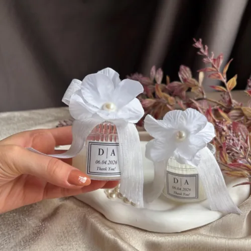 Kişiye Özel Mika Kutu Mum Hediyelik – İsimli & Tarihli Çiçek Süslemeli Nikah Nişan Hediyesi Kişiye Özel Mika Kutu Mum Hediyelik – İsimli & Tarihli Çiçek Süslemeli Nikah Nişan Hediyesi
