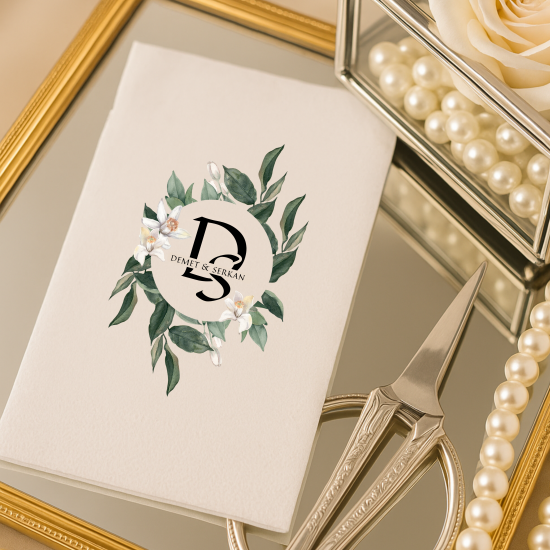 Kişiye Özel Monogram Düğün Peçetesi – Çiçekli Harf Tasarımlı İsim Baskılı Zarif Davet Peçetesi