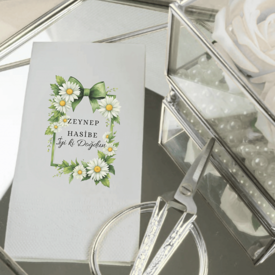 Kişiye Özel Papatya Temalı Doğum Günü Peçetesi – İsim Baskılı Yeşil Kurdele Çerçeveli Masa Peçetesi
