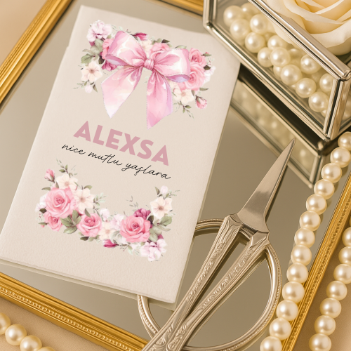 Kişiye Özel Pembe Fiyonklu Doğum Günü Peçetesi – Çiçek Desenli İsim Yazılı Tasarım