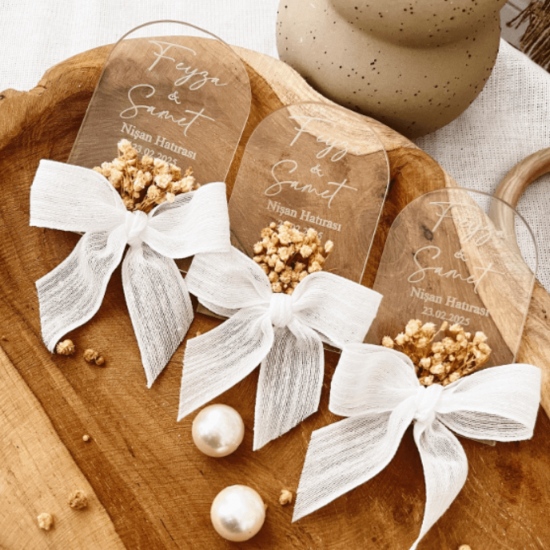 Kişiye Özel Pleksi Nişan Hatırası – Kurutulmuş Çiçek ve Fiyonk Detaylı