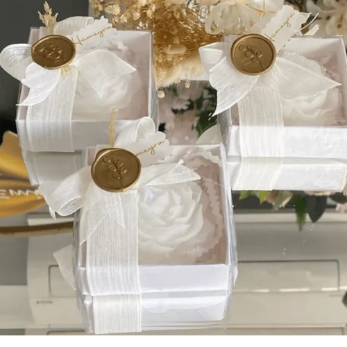 Kişiye Özel Şakayık Kokulu Mum – Şeffaf Kutu Sunumlu Şık Nikah & Nişan Hediyeliği