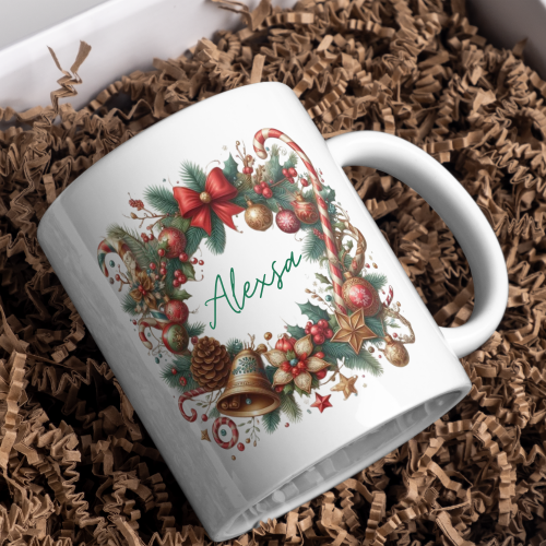 Kişiye Özel Yılbaşı Çelengi Kupası – Klasik Noel Süslemeli ve İsim Yazılı Tasarım