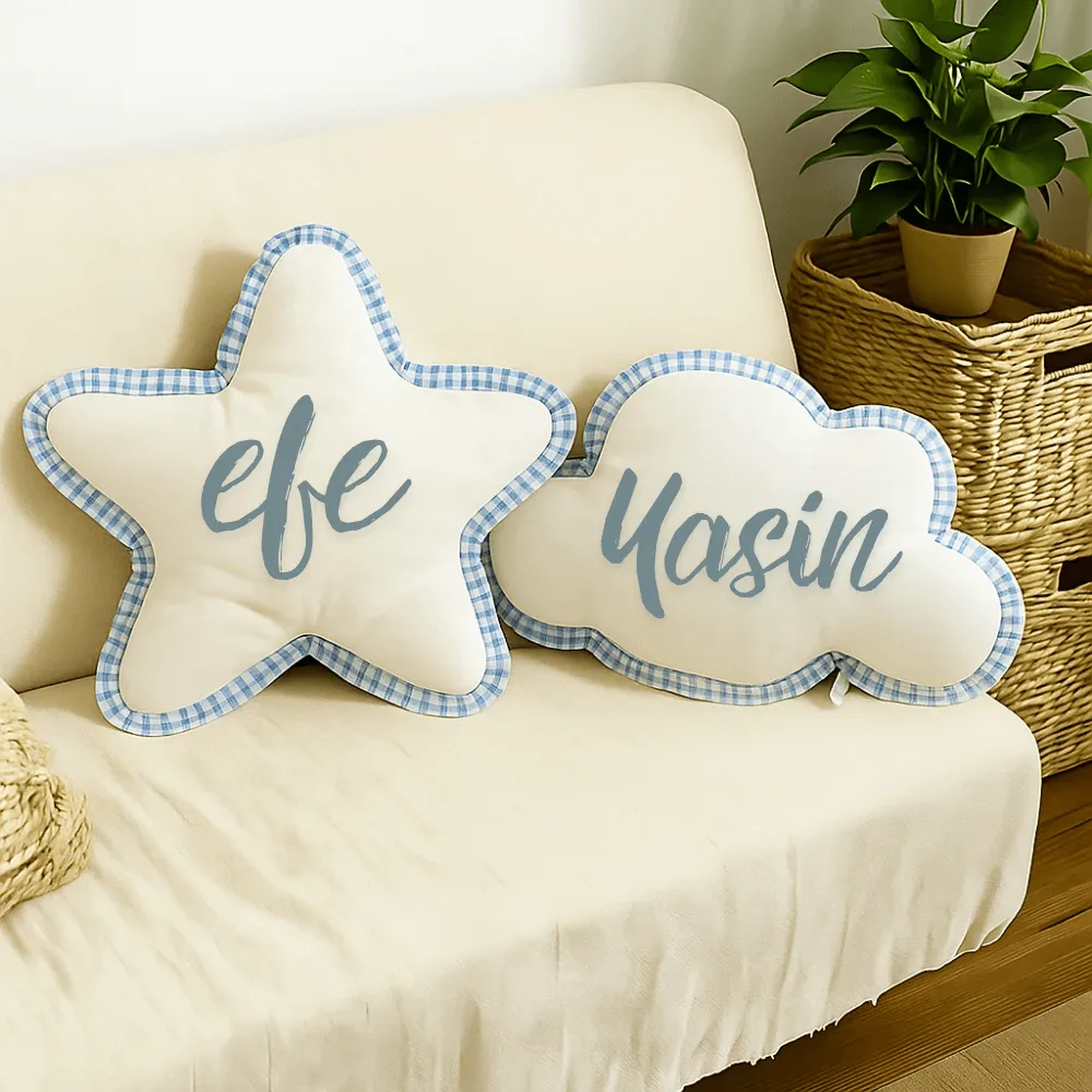 Kişiye Özel Yıldız ve Bulut Desenli İsim Baskılı Bebek Yastığı – Pötikare Kenarlı (Mavi, Pembe, Yeşil, Sarı) Kişiye Özel Yıldız ve Bulut Desenli İsim Baskılı Bebek Yastığı – Pötikare Kenarlı (Mavi, Pembe, Yeşil, Sarı)