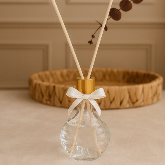 Kıvrımlı Cam Şişe Gold Kapaklı Çubuklu Oda Kokusu – Dekoratif Aromaterapi Difüzörü