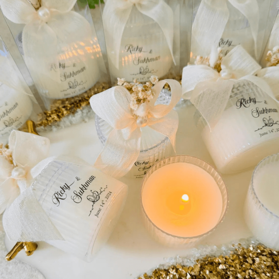 Mika Kutu İçerisinde Kişiye Özel Kokulu Mum – Kurdele ve Çiçek Detaylı Şık Hediyelik