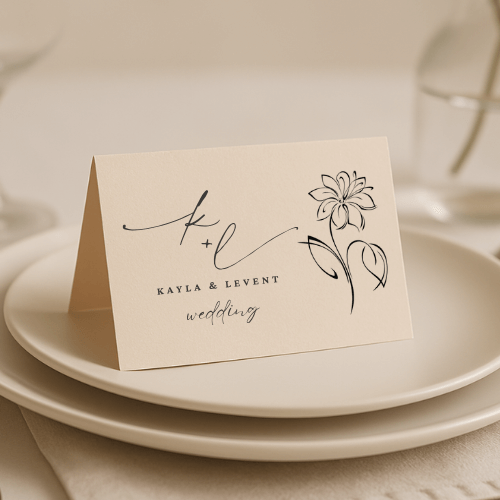 Monogram ve Çiçek Çizimli Masa İsim Kartı – Kişiye Özel Zarif Düğün Kartı
