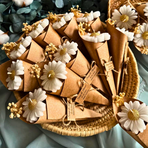 Papatya Detaylı Kraft Külah Mum Hediyelik – Doğal Konsept Düğün & Nişan Hatırası