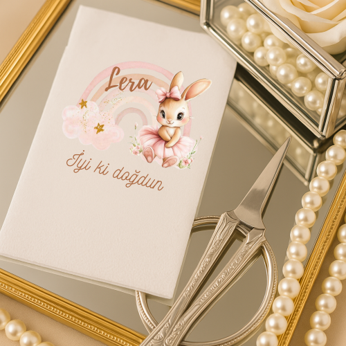 Pembe Gökkuşağı ve Tavşan Temalı İyi Ki Doğdun Peçetesi – Kişiye Özel Doğum Günü Süsleme